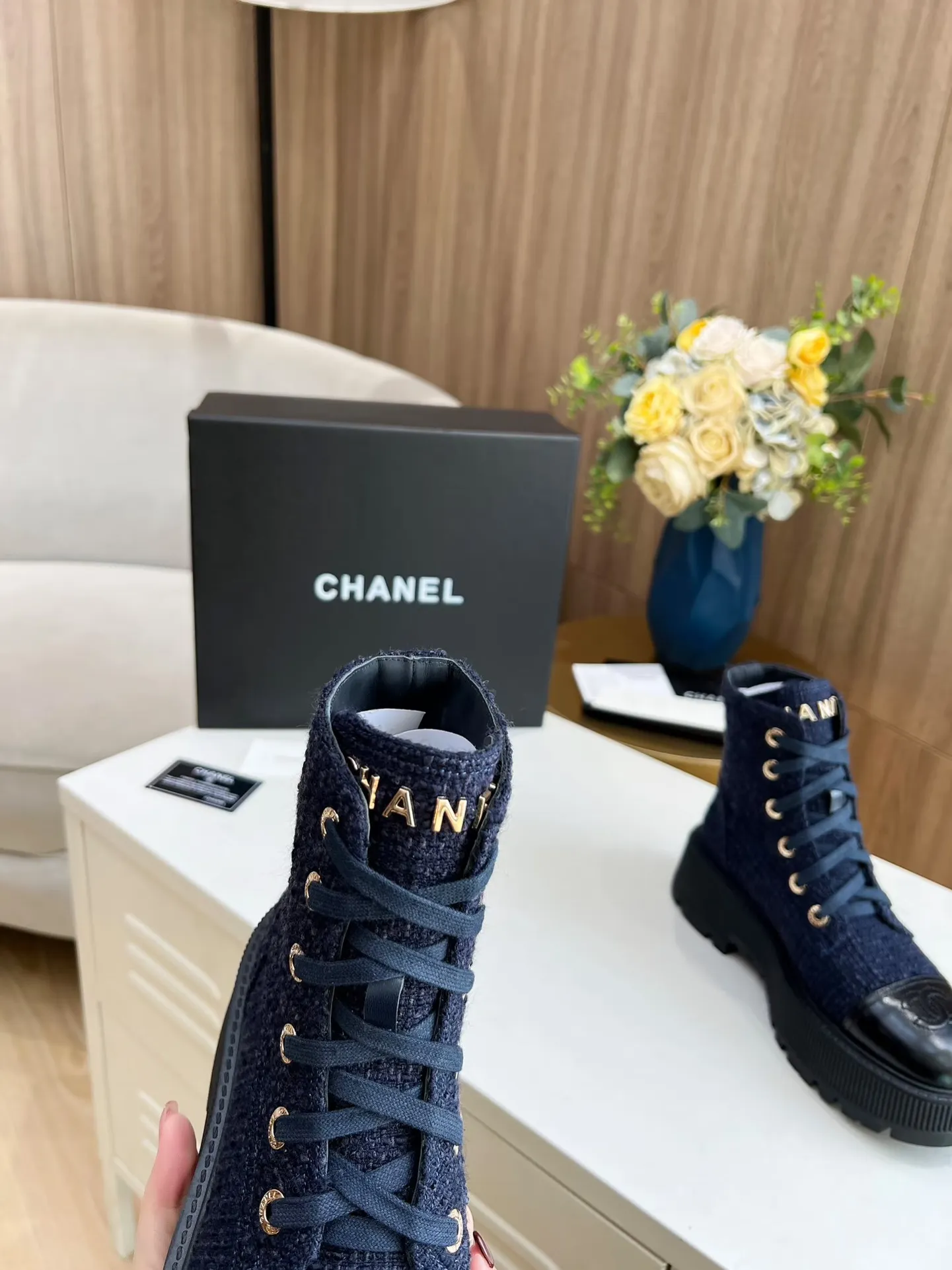 👟👟Ex-factory price 560👟👟 The original model of the new autumn and winter Chanel ankle boots✅ The strap design is super easy to put on and take off, the toe logo is electro-embroidered, the tongue is also a metal brand logo, fabric: special material, lining/foot pads: cow lining, ultra-light rubber non-slip and wear-resistant outsole, color: black, white, blue, code number: 34-41 (34, 41 need to be customized) Packaging: cloth bag card